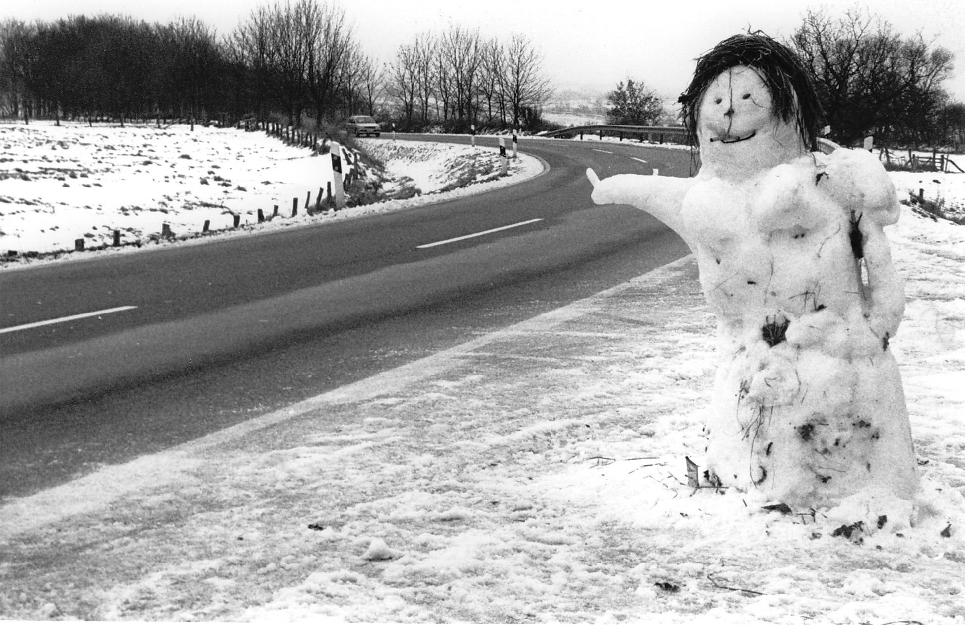 Schneefrau trampt